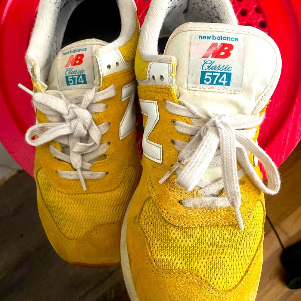 NEW BALANCE NB Classic 574 sneaker in yellow! Woman’s 10